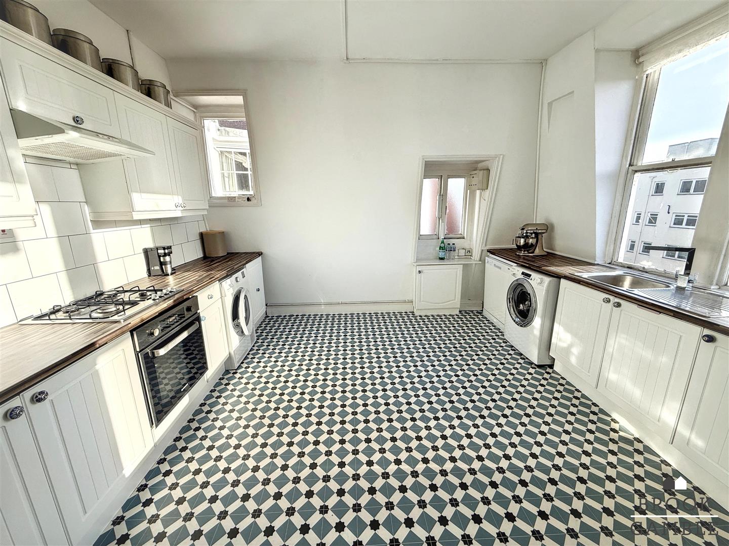 4 Bedroom Apartment. Hartington Place in Eastbourne,  3